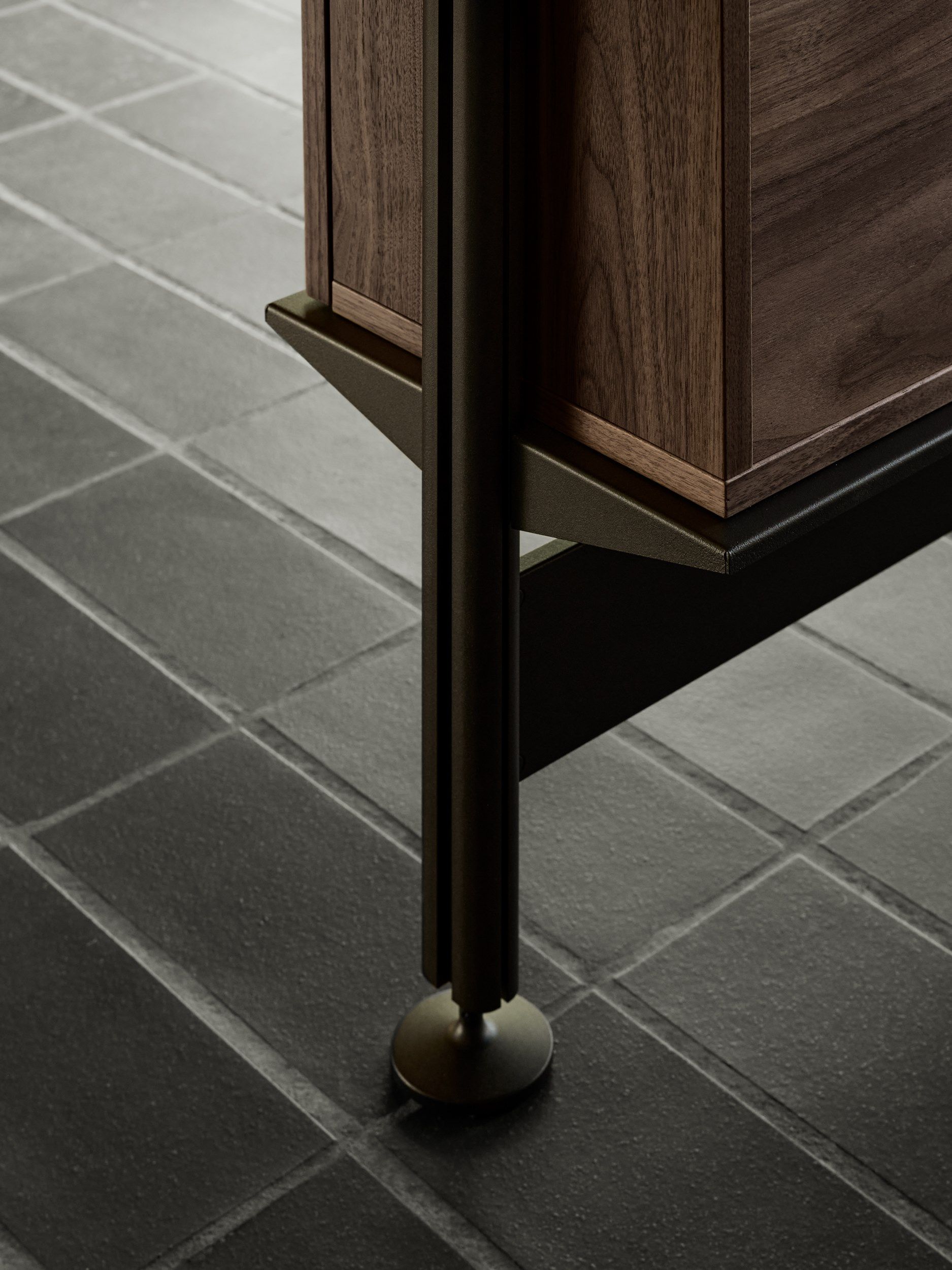 Книжный шкаф из алюминия и дерева с креплением пол-потолок String Furniture Pira ARCH-00102553 - Вид №8