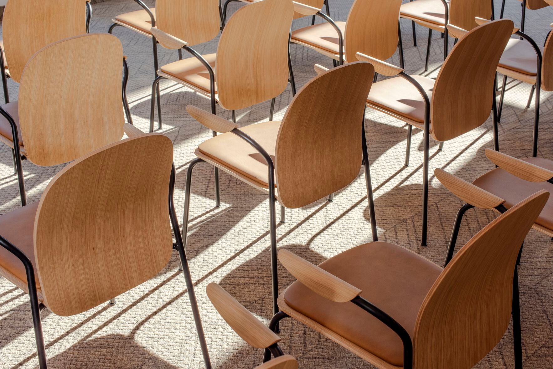 Штабелируемый стул из грецкого ореха с мягким сиденьем Gazzda Book ARCH-00092588 - Вид №9