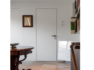 Внутренняя защитная дверь со скрытыми петлями