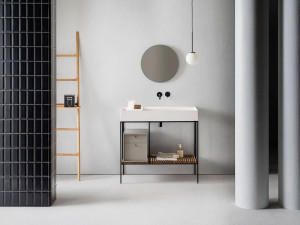 Состав ванной комнаты с раковиной, лампой и зеркалом