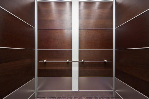 FSRT790 Интерьер лифта Levele-107 с захватными панелями из американской вишни со шпоном из морилки темного красного дерева, стеклом vivichrome chromis с белой прослойкой и отделкой pearlex +, нержавеющая сталь с отделкой seastone в частном месте, денвер,