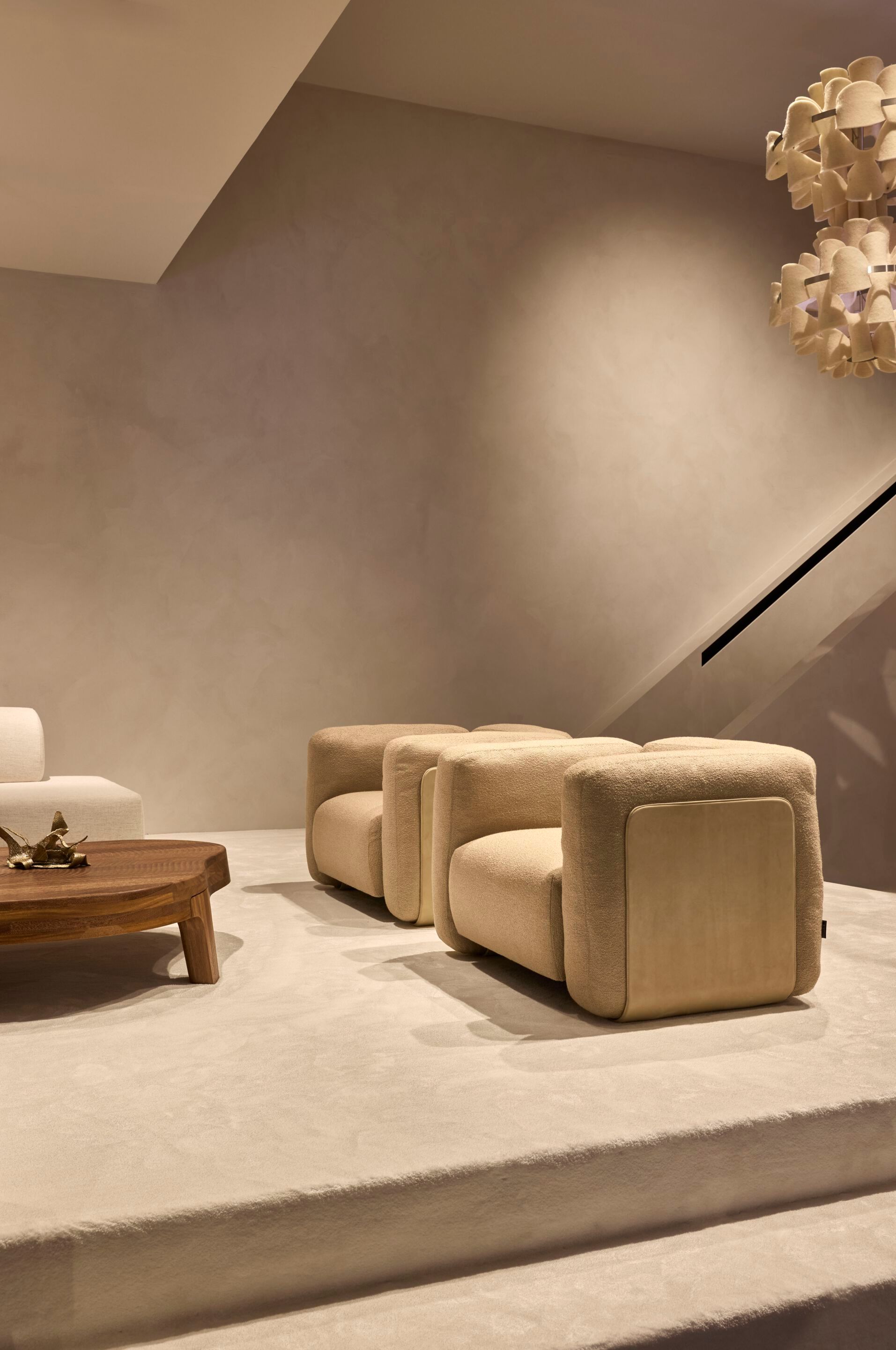 Кресло из ткани и кожи с подлокотниками Linteloo DALLAS ARCH-00084259 - Вид №5