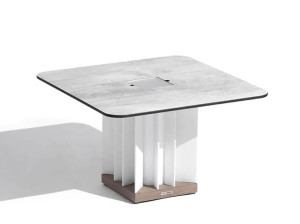 Яркий квадратный садовый столик