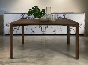 Стальной и деревянный стол