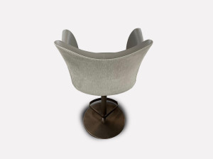 Высокий кожаный стул