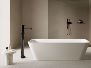 Ванна в центре комнаты в Aquatek