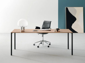 Деревянный прямоугольный стол