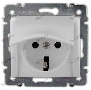 Розетка с крышкой Legrand Valena с заземлением со шторками белая 7660