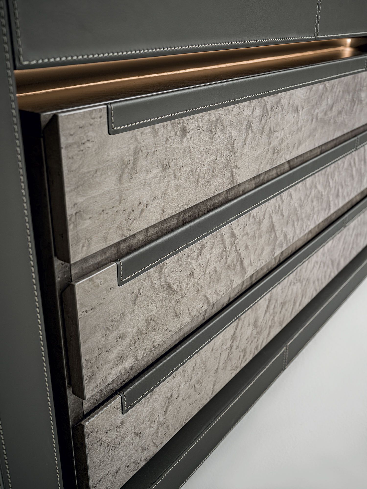 Деревянный комод с кожаной обивкой Vittoria Frigerio Lanza ARCH-00070003 - Вид №2