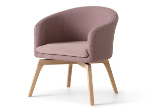 Тканевое кресло с деревянными ножками