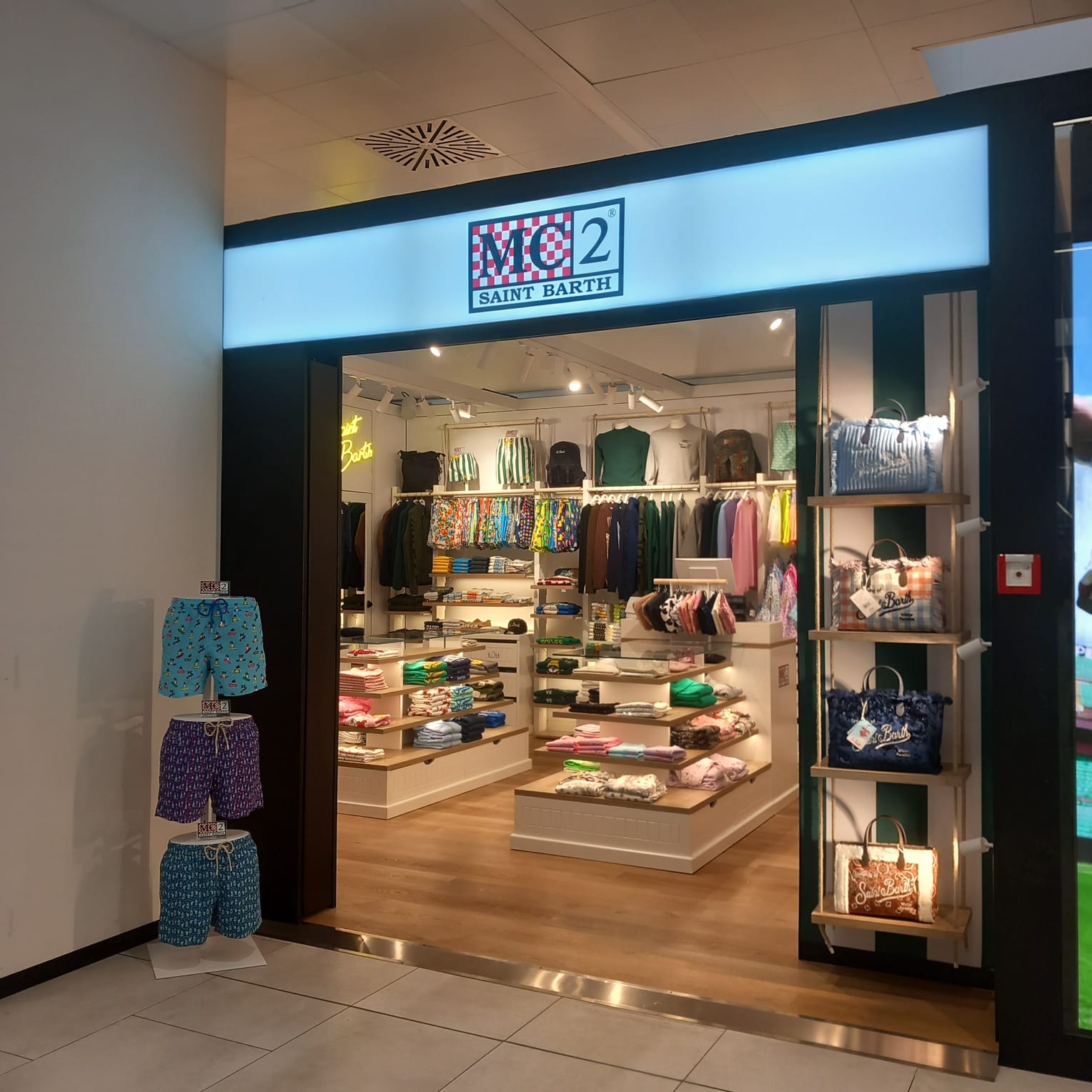 Алюминиевые и тканевые конструкции для отделки pop-up store ABS Group POP UP STORE ARCH-00040980 - Вид №1