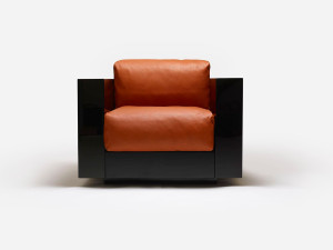 Кожаное кресло с лакированной деревянной рамой