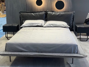 Двуспальная кровать с мягким изголовьем