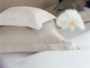 Alexandre Turpault Согласованная однотонная кровать в белье Cythere