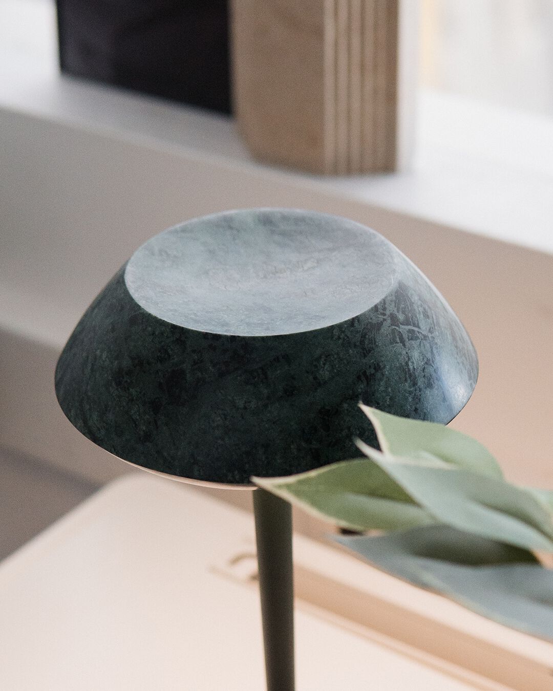 Мраморная перезаряжаемая настольная лампа Maami Home mini FIORE GREEN ARCH-00049084 - Вид №1