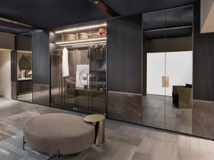 Деревянный секционный шкаф с зеркалом