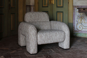 Тканевое кресло с подлокотниками