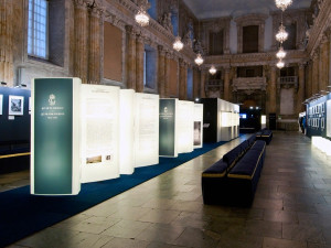 Полиэтиленовый трехсторонний световой тотем