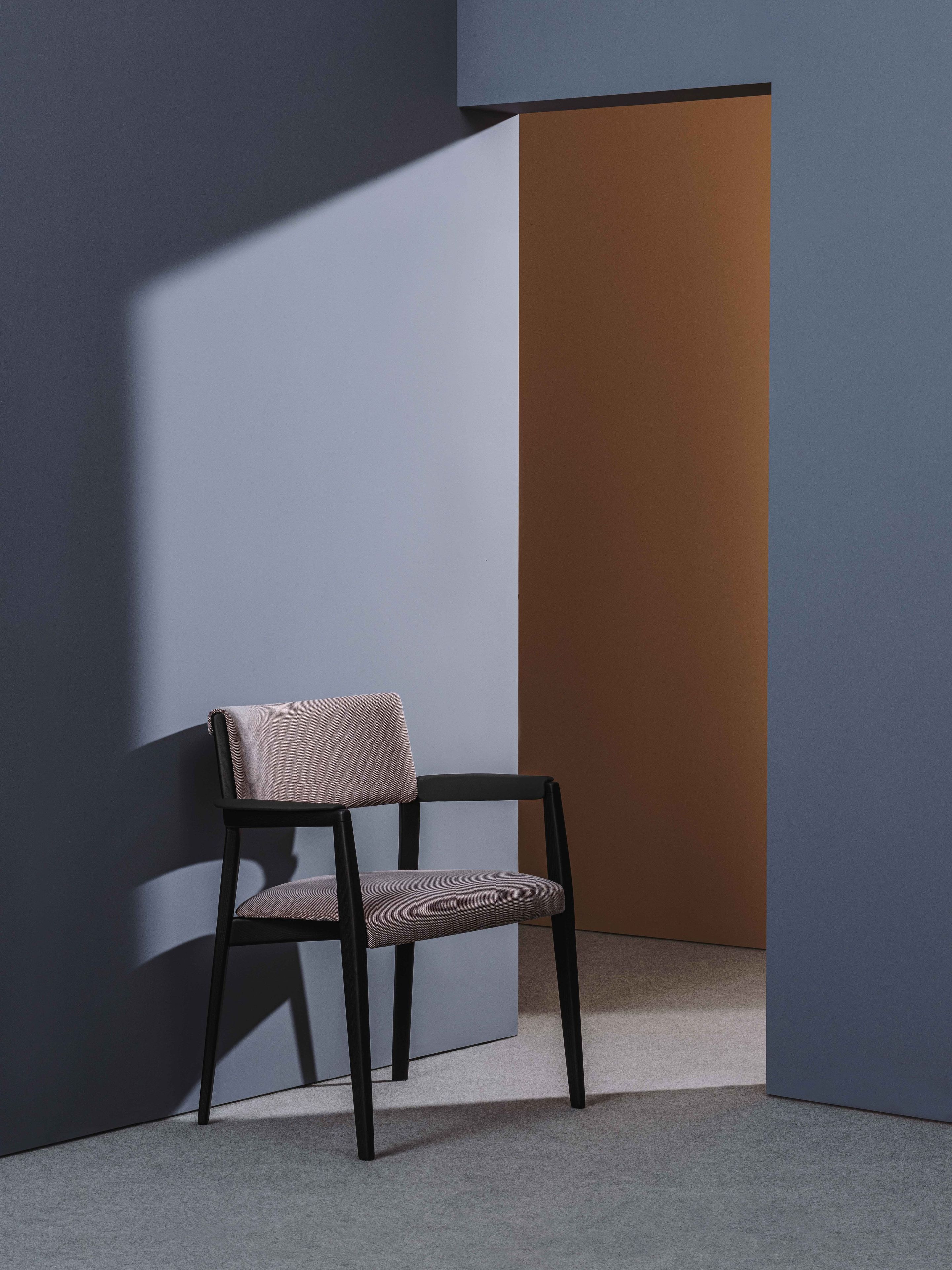 Стул из массива дерева с мягким сиденьем Andreu World Rizo ARCH-00119861 - Вид №1