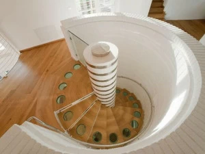 ANTICO TRENTINO Винтовая лестница из дерева и стекла