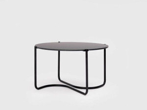 Круглый журнальный столик из переработанного ПЭТ