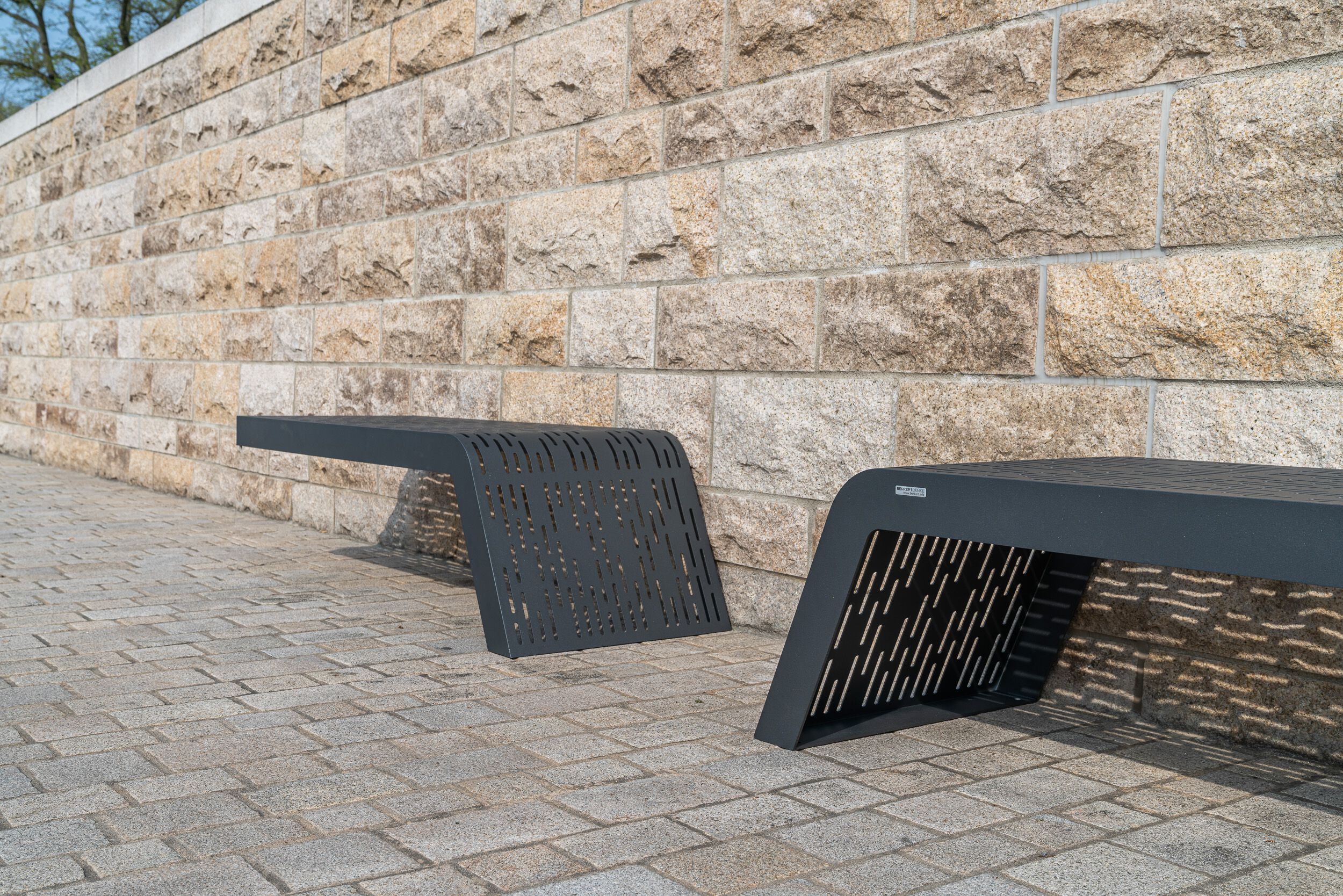 Настенная скамья из нержавеющей стали без спинки BENKERT BANKE Chalidor ARCH-00078685 - Вид №4