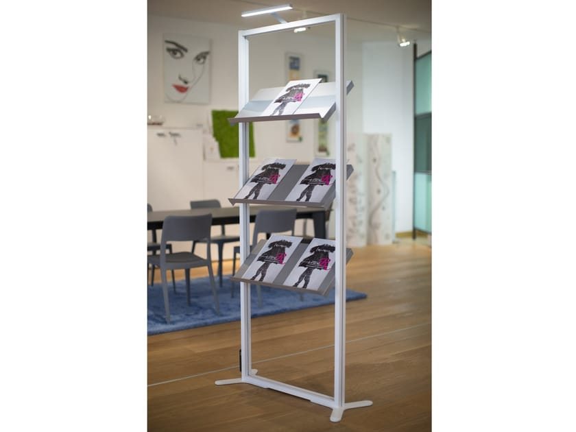 Металлическая светящаяся витрина с наклонными панелями STUDIO T InUno ARCH-00120317