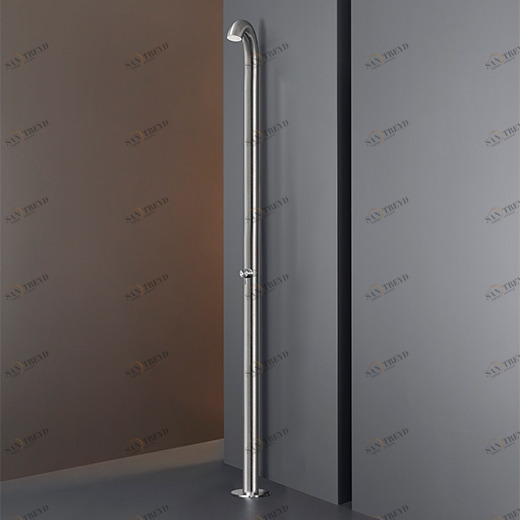 Свободно стоящий душ на открытом воздухе в AISI 316L из нержавеющей стали. Выход диск с дождевой струей в Delrin® белый матовый, контролируемый смеситель из коллекции MILO360  BLD01 CEADESIGN 