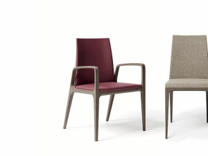 Кожаный стул с подлокотниками