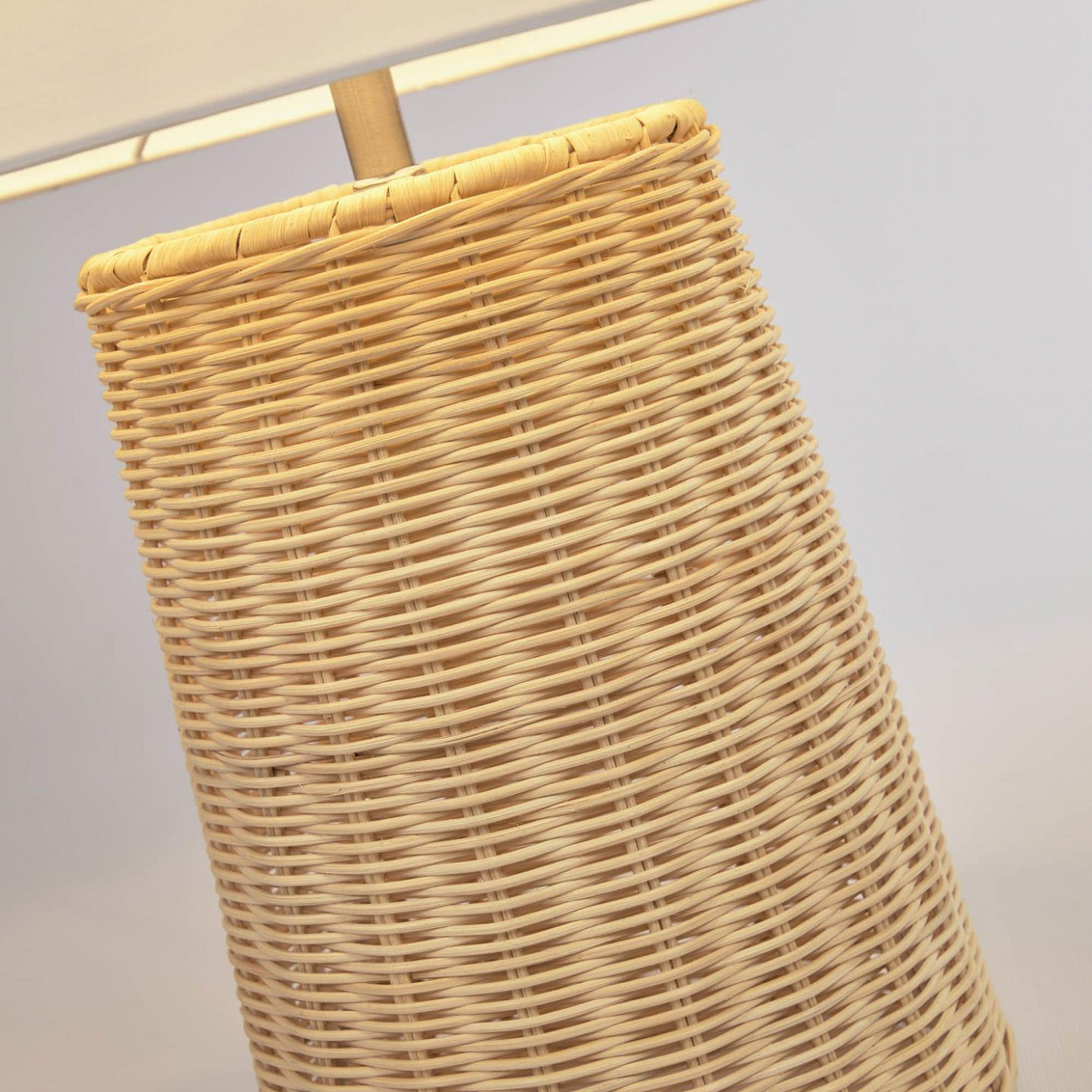 108609 Настольная лампа из ротанга с натуральной отделкой La Forma Kimjit 