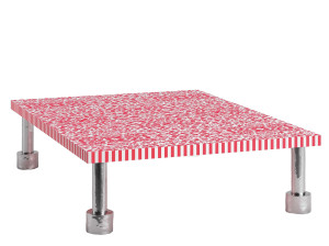 Низкий журнальный столик из ламината