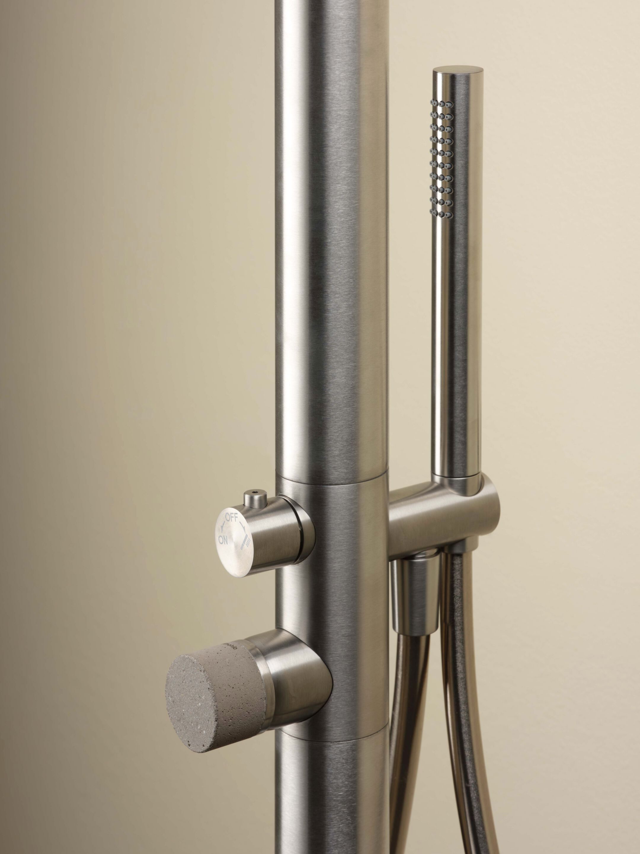 Напольная душевая колонка из нержавеющей стали с ручным душем Ritmonio Diametro35 Inox Concrete ARCH-00026829 - Вид №1