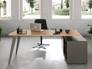 Деревянный стол со встроенной полкой