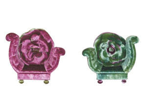 Тканевое кресло с подлокотниками