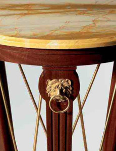 Колонна из красного дерева с мраморной столешницей.