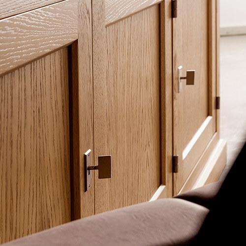 Devina Nais Комод с 3 дверцами и 4 ящиками из массива дерева English sun-id-1451225 - Вид №4