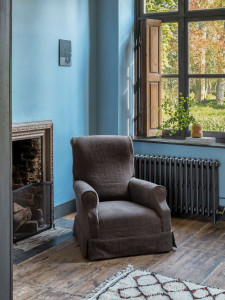 Тканевое кресло с подлокотниками