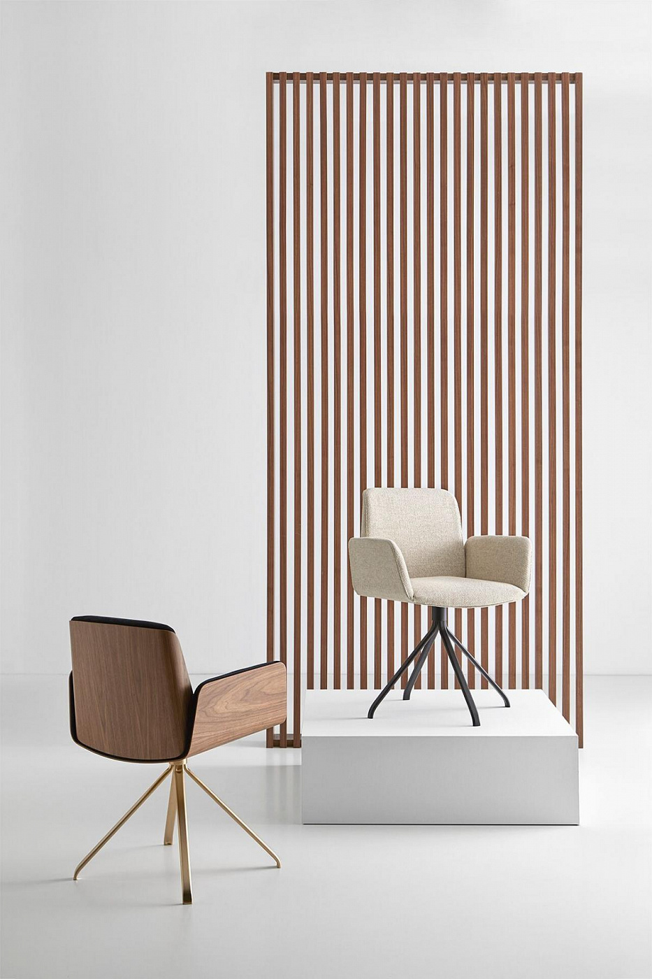 075557 Поворотное кресло Punt Mobles Hug Santreyd - Вид №6