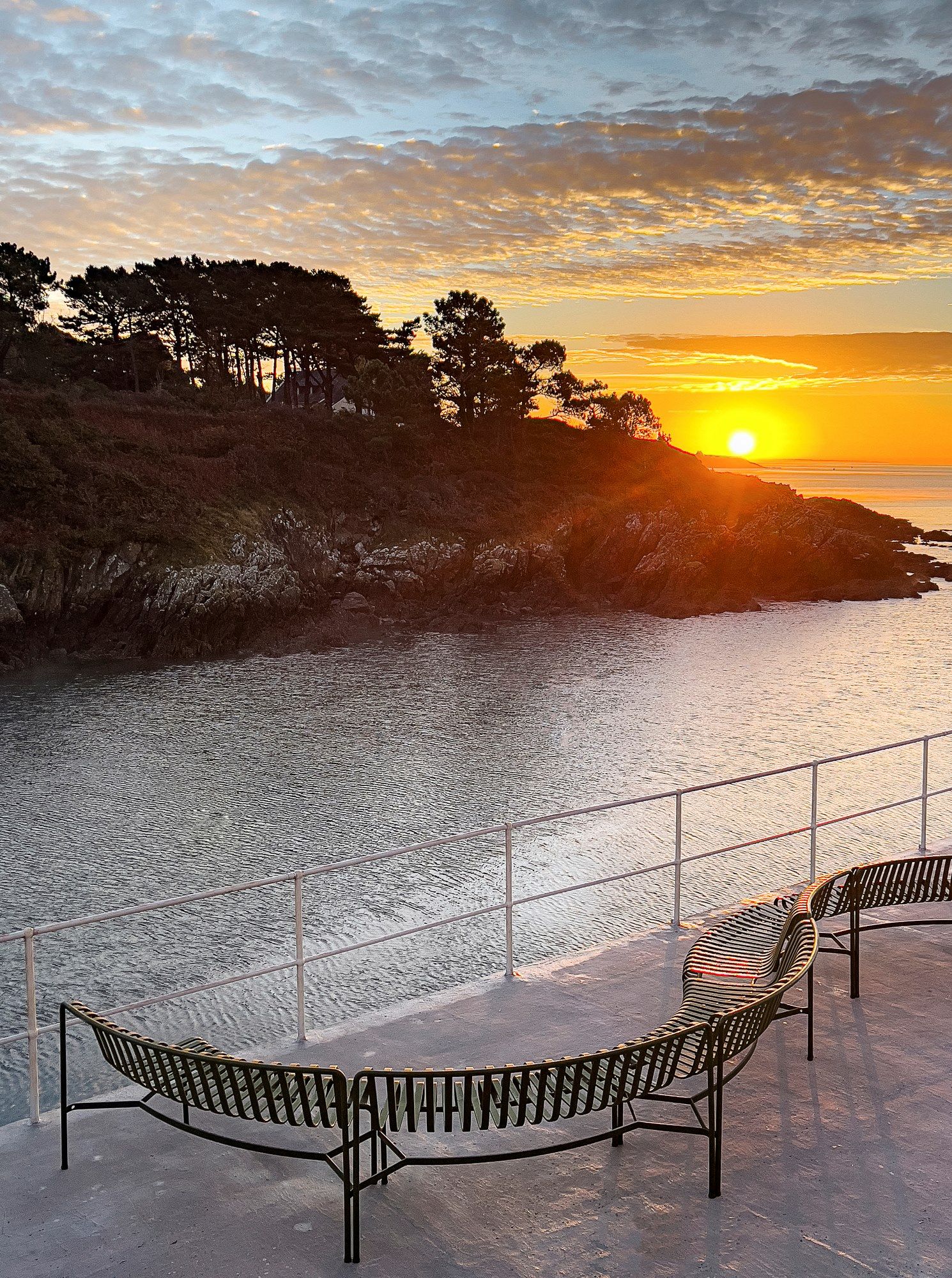 Стальная садовая скамейка с порошковым покрытием со спинкой Hay Палисад ARCH-00074175 - Вид №58