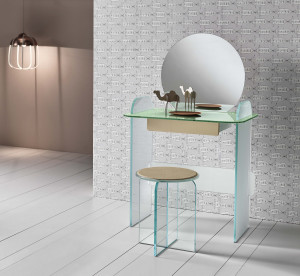 Туалетный столик из опалового стекла