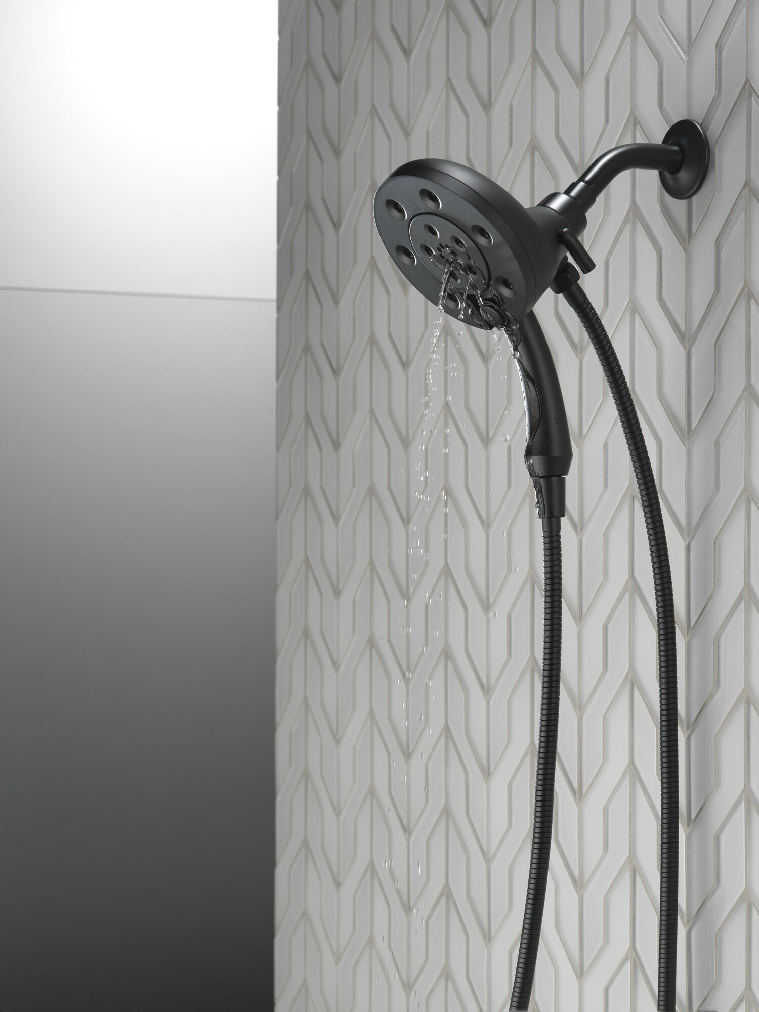 58472-BL H2Okinetic® In2ition® Душ два в одном с 4 настройками Delta Faucet Universal Showering Матовый черный  - Вид №11
