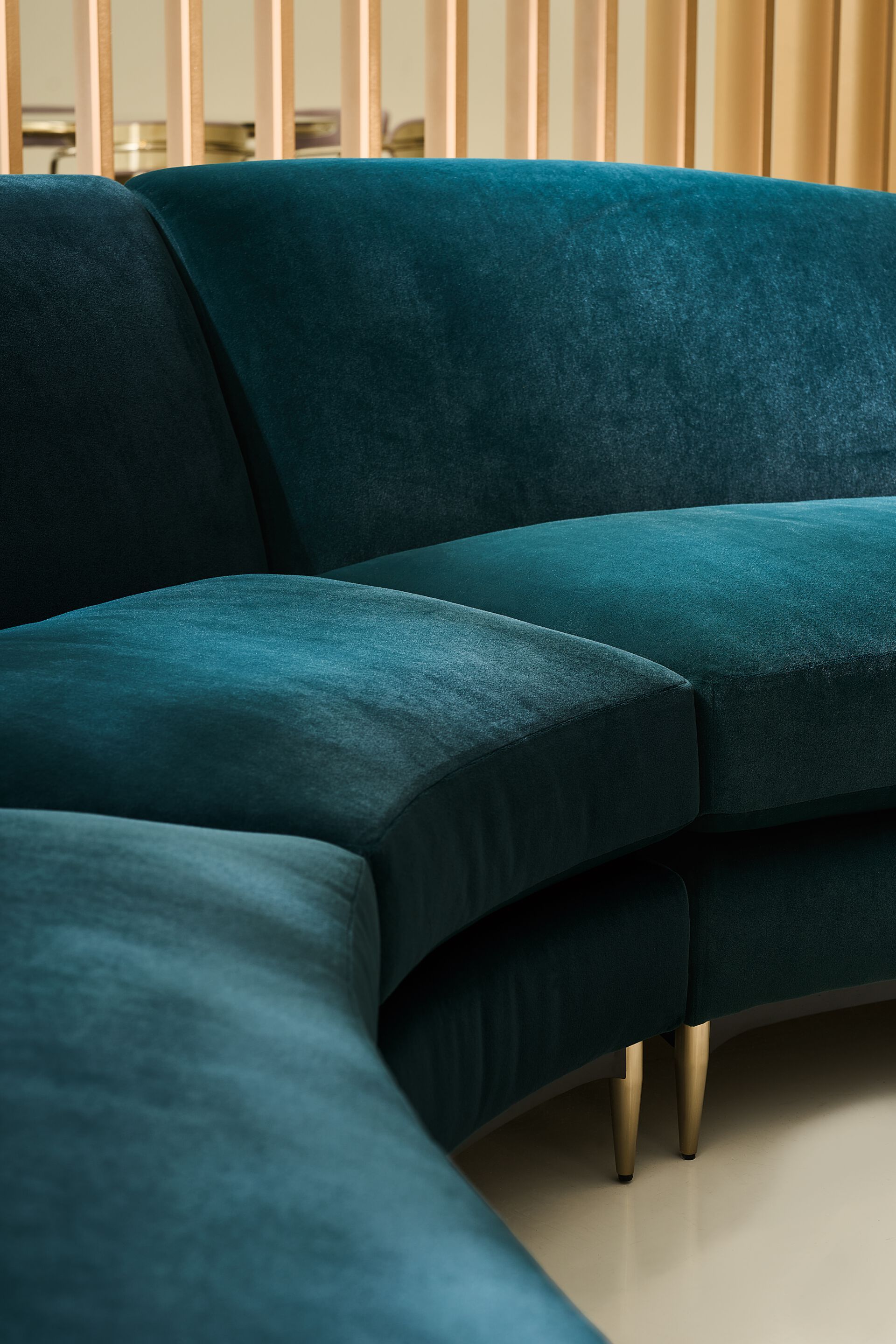 2-местный бархатный изогнутый диван Caracole Three'S Company Laf ARCH-00096575 - Вид №3