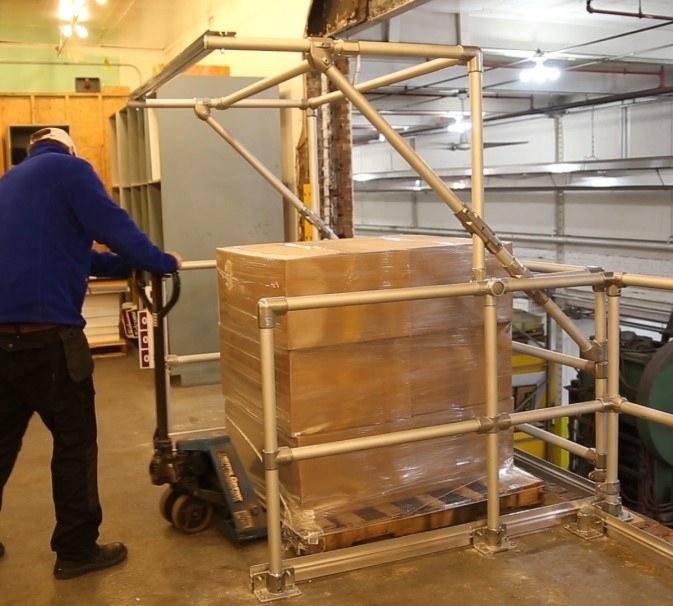 ArtSteel Подъемно-поворотная дверь из горячеоцинкованной или окрашенной в желтый цвет стали Palletgate Sgpgtycgv Santreyd  - Вид №1