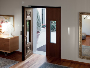 Бронированная входная дверь с открытыми петлями