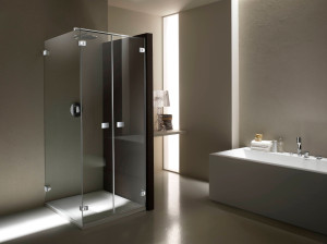 Угловая душевая кабина из закаленного стекла с распашной дверью