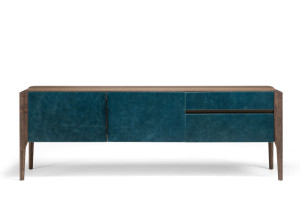 Деревянный шкаф с ящиками