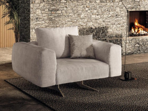 Тканевое кресло с подлокотниками