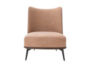 Тканевое кресло с высокой спинкой