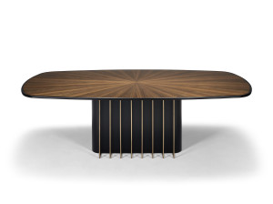 Деревянный обеденный стол