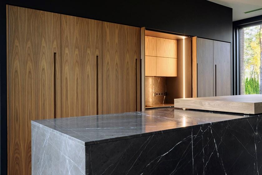 TM Italia Cucine Линейная кухня из орехового дерева каналетто и острова с раздвижной столешницей D90 sun-id-1509750 - Вид №11